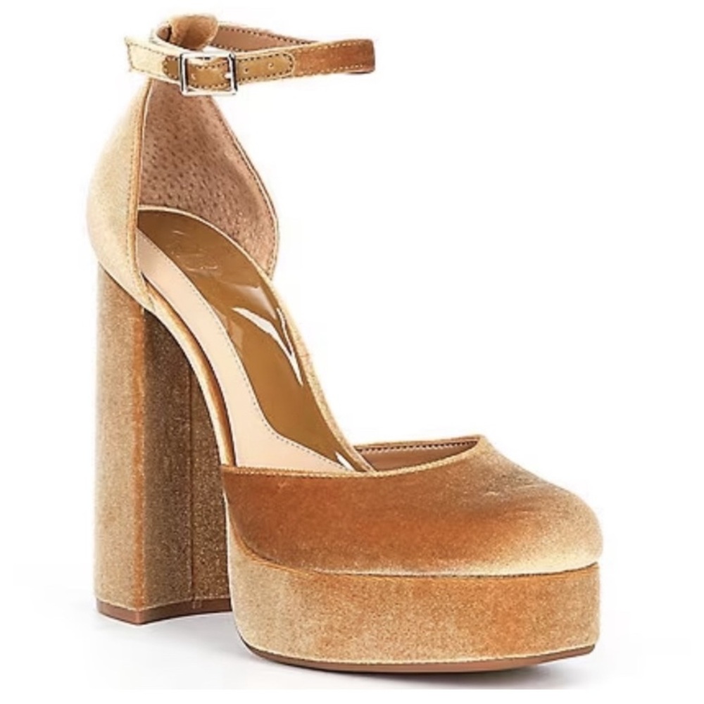 Stunning Gianni Bini gold velvet ankle strap platform pumps size 7 *never worn!!